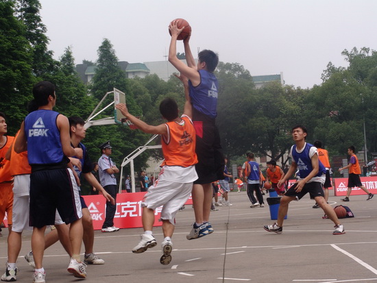 吵正是